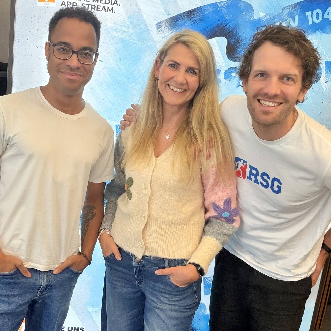 Claudia Monréal, Moderatorin bei Antenne Düsseldorf mit Frontmann Jeffrey Amankwa und Gitarrist Niklas Dahlheimer der Band Rhythmussportgruppe
