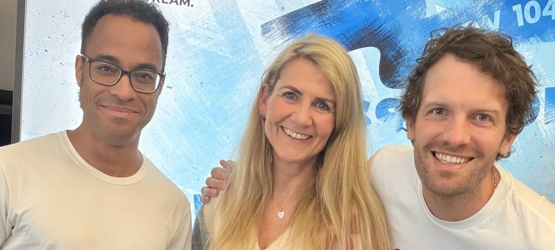 Claudia Monréal, Moderatorin bei Antenne Düsseldorf mit Frontmann Jeffrey Amankwa und Gitarrist Niklas Dahlheimer der Band Rhythmussportgruppe