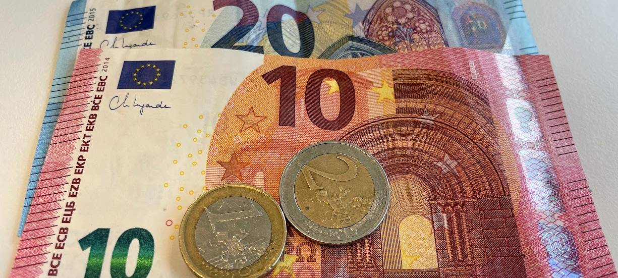 Geldscheine und Münzen