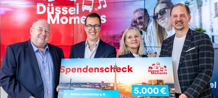 Scheckübergabe für unsere Aktion Lichtblicke. Hier sind 5000€ zusammen gekommen.