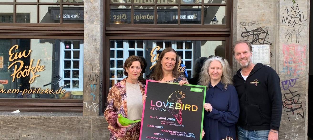 Veranstalter des Lovebird festivals mit Poster.