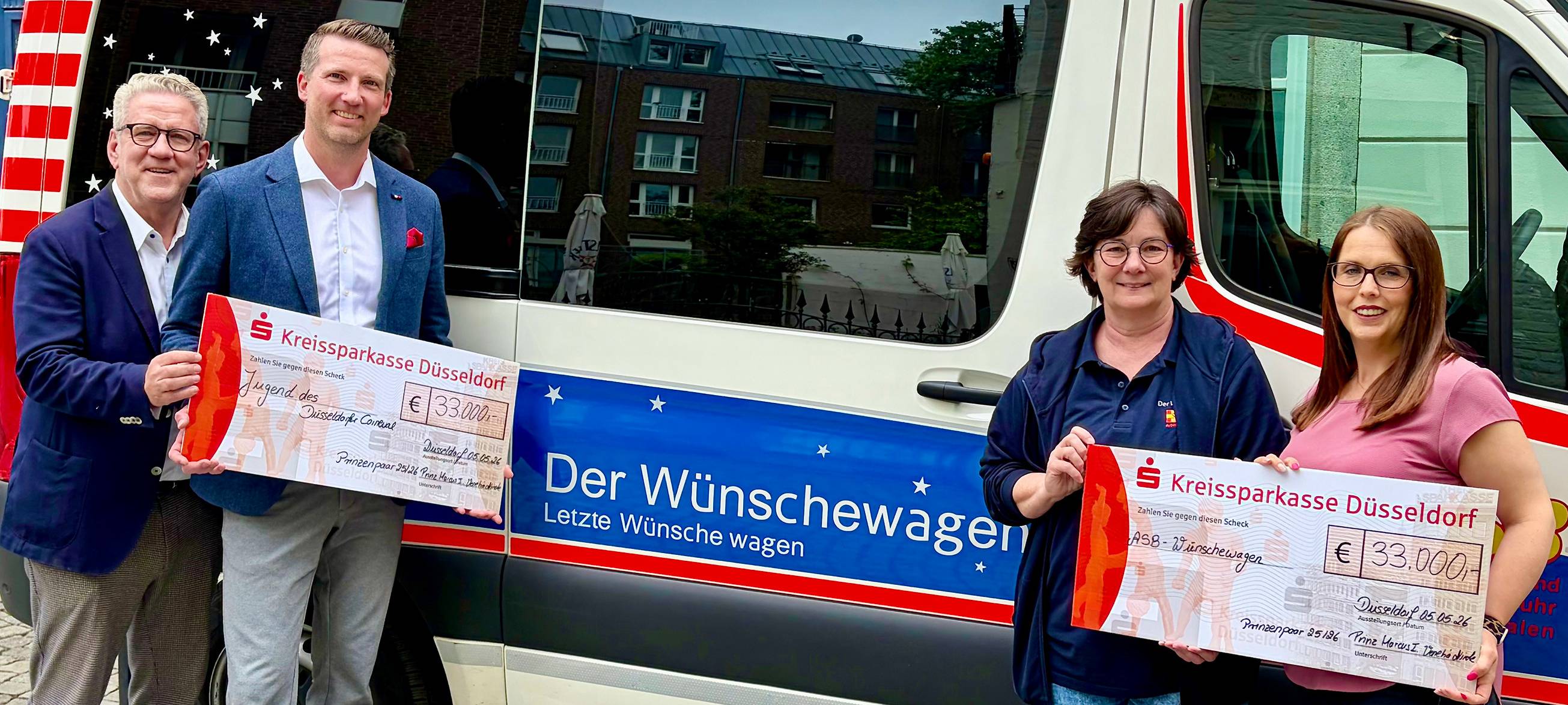 CC-Präsident Lothar Hörning, Ex-Prinz Marcus Hülscher und Ex-Venetia Nicole Nothen (rechts) überreichen Spendenschecks für die Karnevalsjugend und den Wünschewagen des Arbeiter-Samariter-Bundes (ASB).