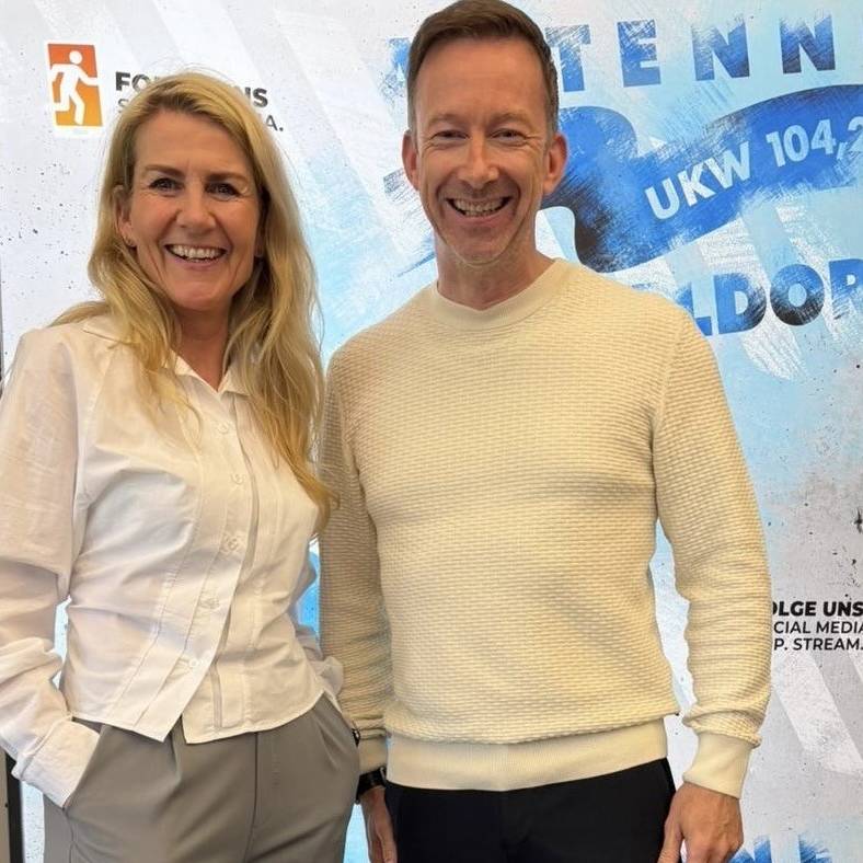 Claudia Monréal, Moderatorin bei Antenne Düsseldorf mit Geschäftsführer des Flughafens DUS Lars Redeligx