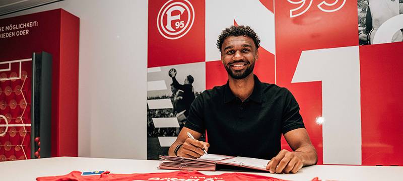 Fortuna-Verteidiger Elias Egouli unterzeichnet seine Vertragsverlängerung.