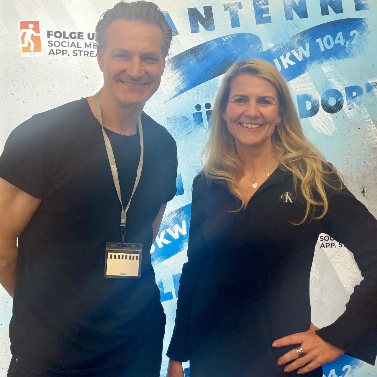 Claudia Monréal, Moderatorin bei Antenne Düsseldorf mit Talkgast Ralf Stech
