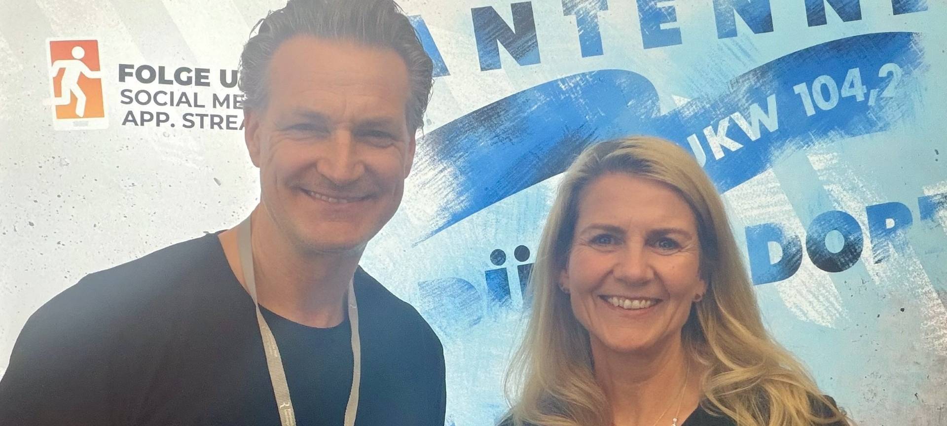 Claudia Monréal, Moderatorin bei Antenne Düsseldorf mit Talkgast Ralf Stech