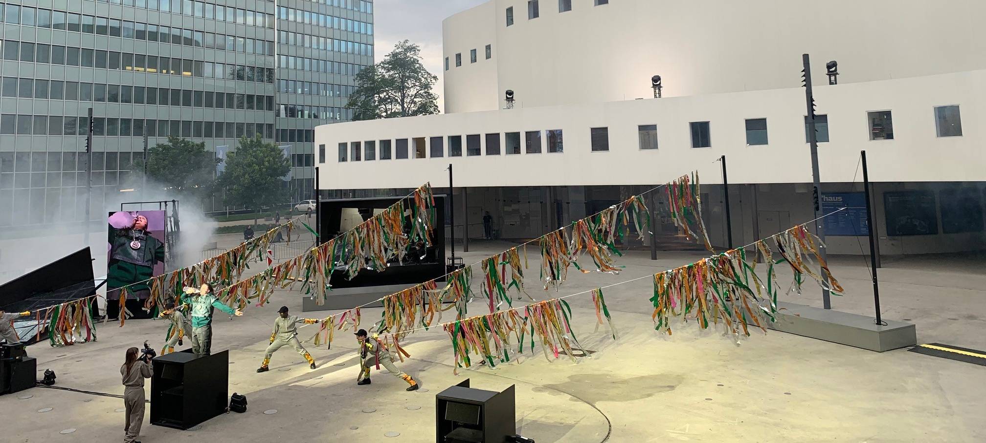 Vor dem Düsseldorfer Schauspielhaus laufen die Proben für das Theaterstück "Die unendliche Geschichte".