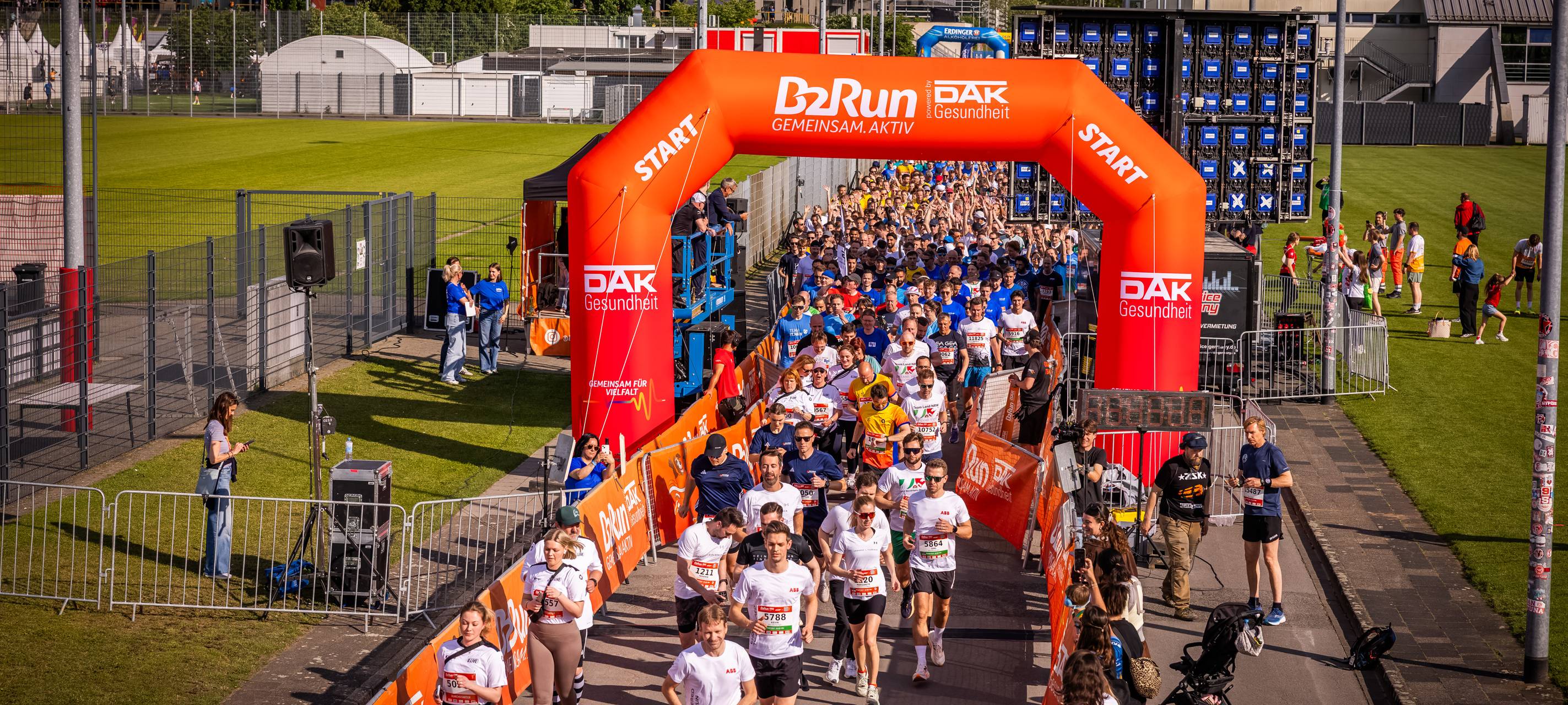Läuferinnen und Läufer starten den B2Run Düsseldorf an der Merkur Spiel-Arena
