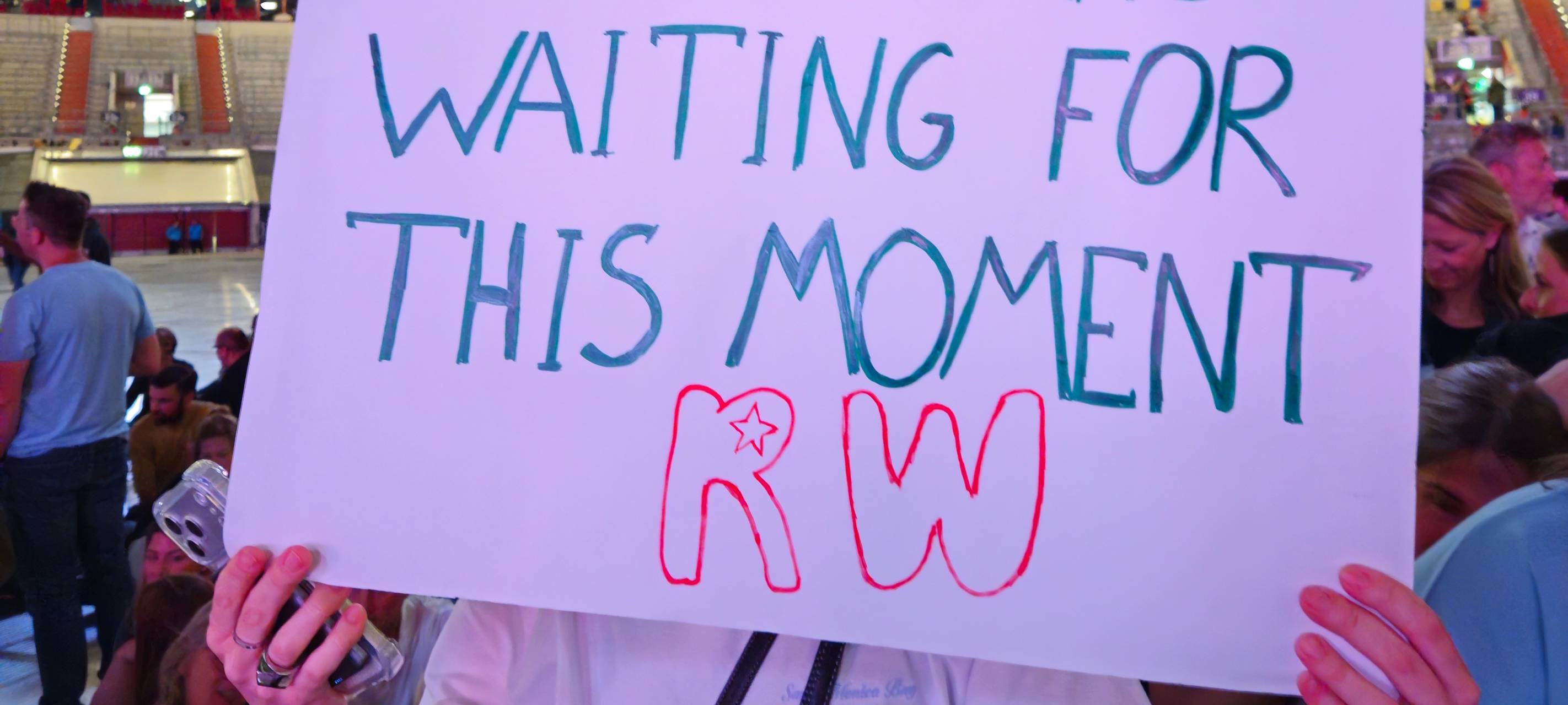 Robbie Willimas Fan vor dem Konzert mit Plakat "Waiting 20 years for this moment"