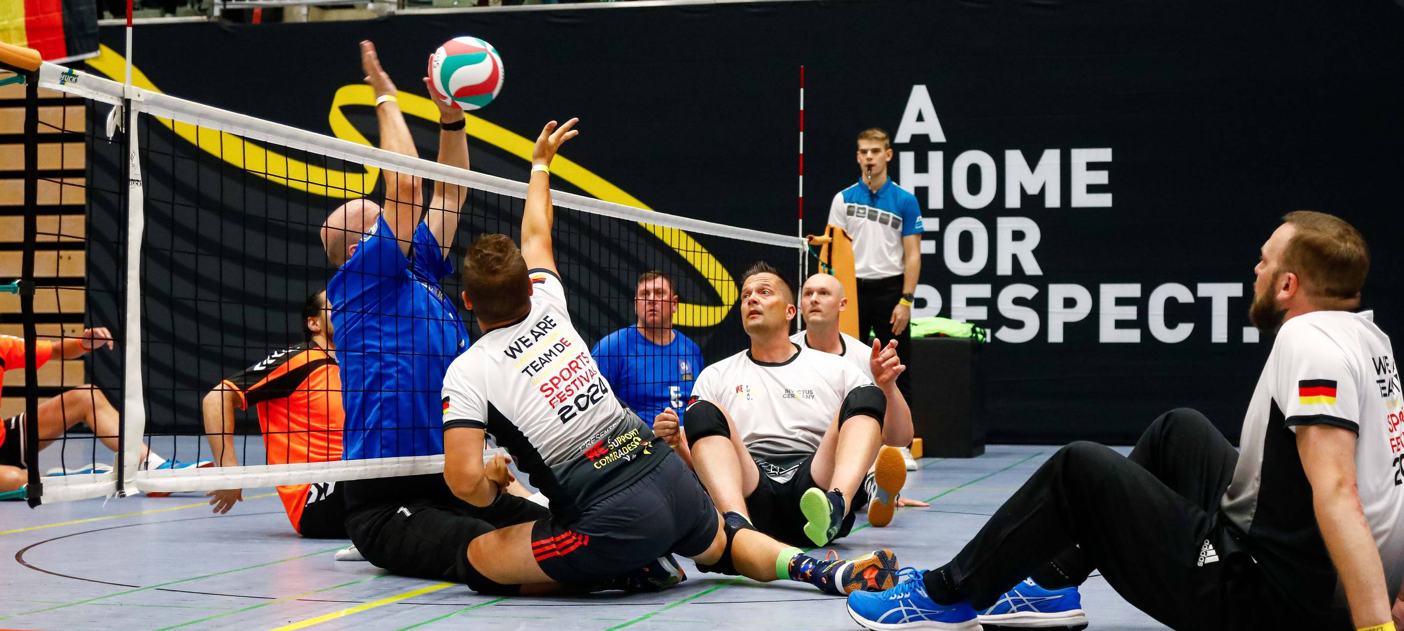 Mehrere Sportler beim Sitzvolleyball des Invictus Germany Sports Festivals.