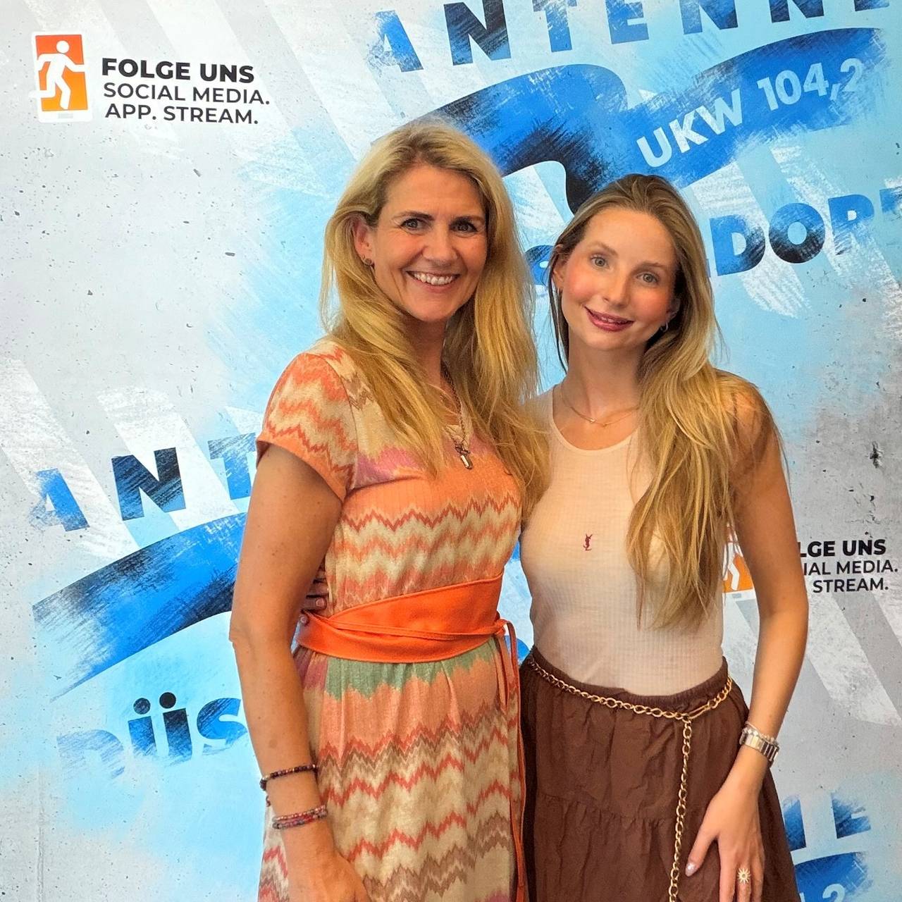 Moderatorin Claudia Monréal mit Model Anna Hiltrop.