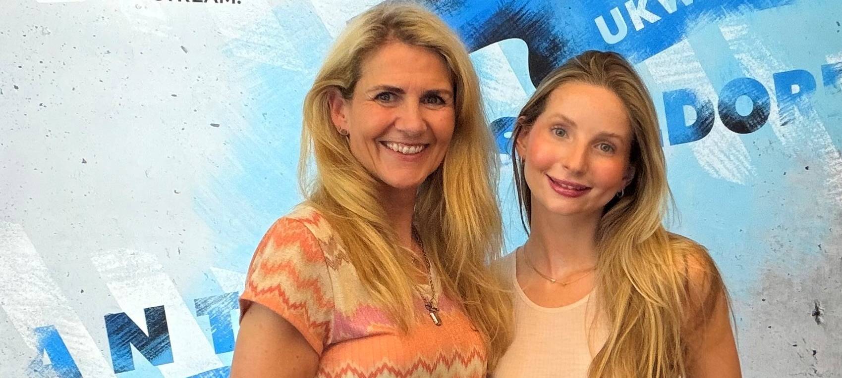 Moderatorin Claudia Monréal mit Model Anna Hiltrop.