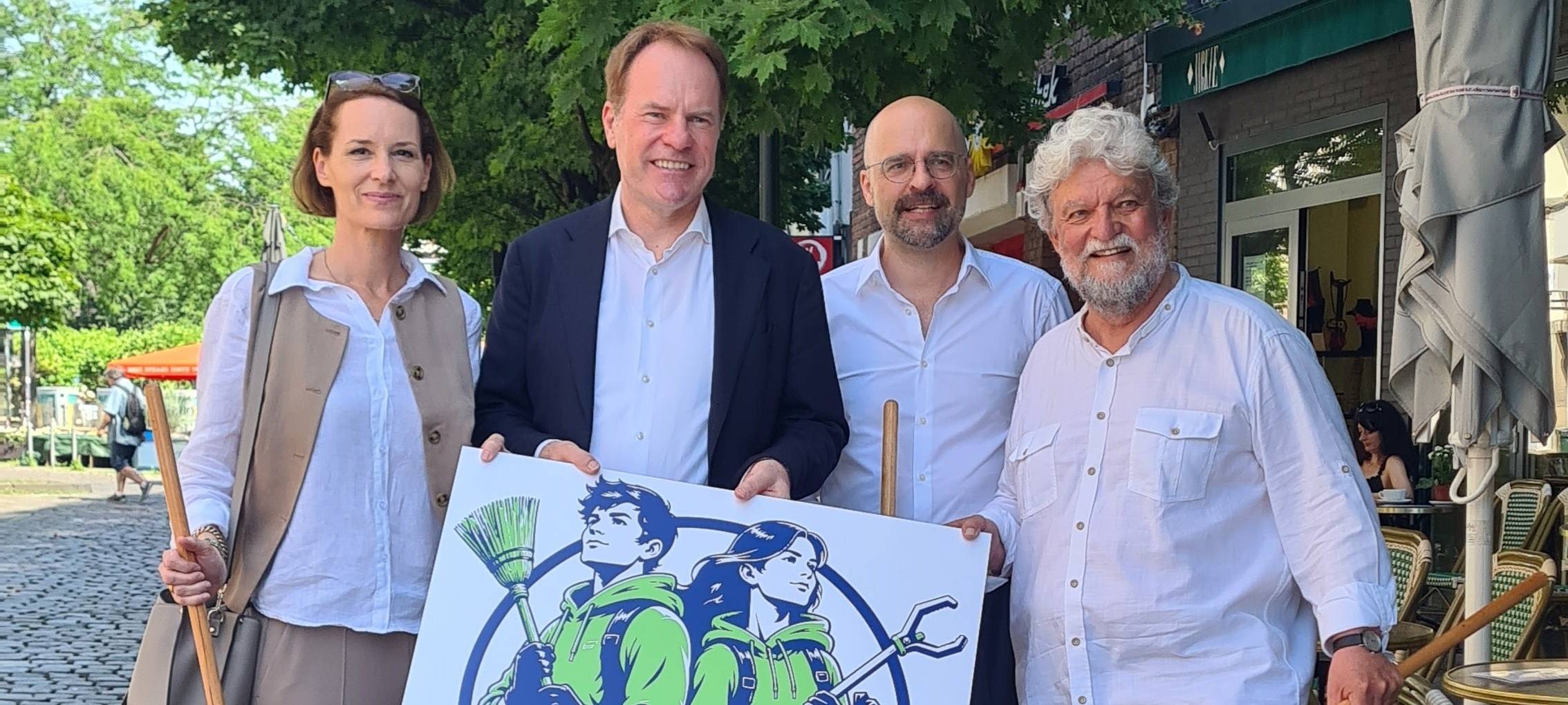 Mitglieder der Initiative RhineCleanUp bewerben gemeinsam mit OB Stephan Keller die neue Aktion Veedelsfeger