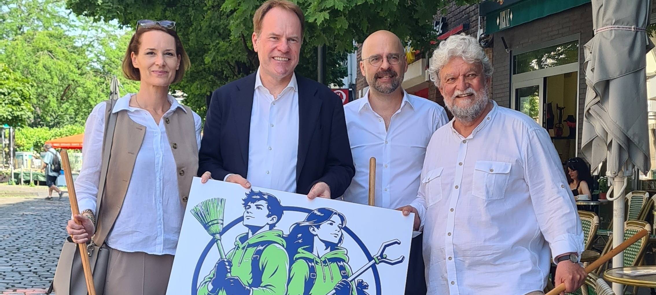 Mitglieder der Initiative RhineCleanUp bewerben gemeinsam mit OB Stephan Keller die neue Aktion Veedelsfeger