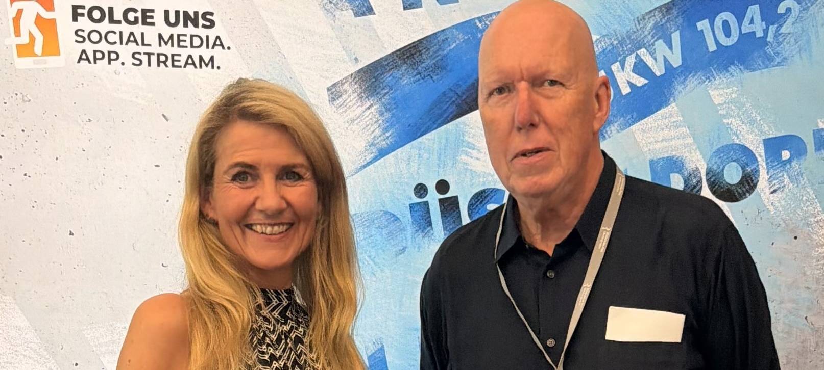 Claudia Monréal, Moderatorin bei Antenne Düsseldorf mit Künstler Bart Koning