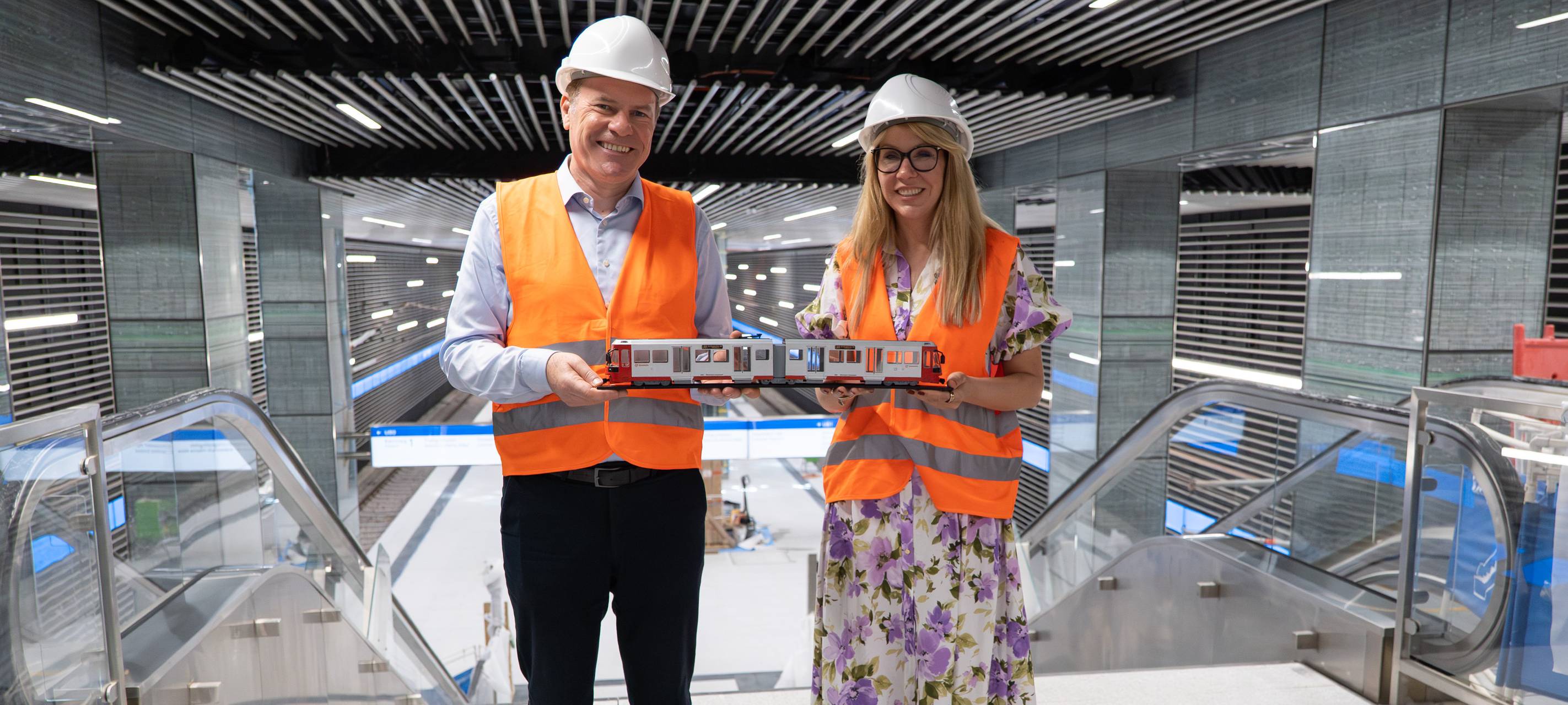 Bei einem gemeinsamen Vor-Ort-Termin haben sich Oberbürgermeister Dr. Stephan Keller und Rheinbahn-Vorständin Annette Grabbe über den aktuellen Stand beim Bau des 1. Abschnitts der U80/U81 informiert. Beide zeigten sich beeindruckt von der erfolgreichen Umsetzung des Bauabschnitts und der Leistung aller beteiligten Mitarbeitenden sowie der ausführenden Unternehmen.
