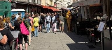Menschen stehen in der Altstadt vor dem Pop-up-Store der Toten Hosen in der Schlange an