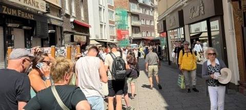 Menschen stehen in der Altstadt vor dem Pop-up-Store der Toten Hosen in der Schlange an