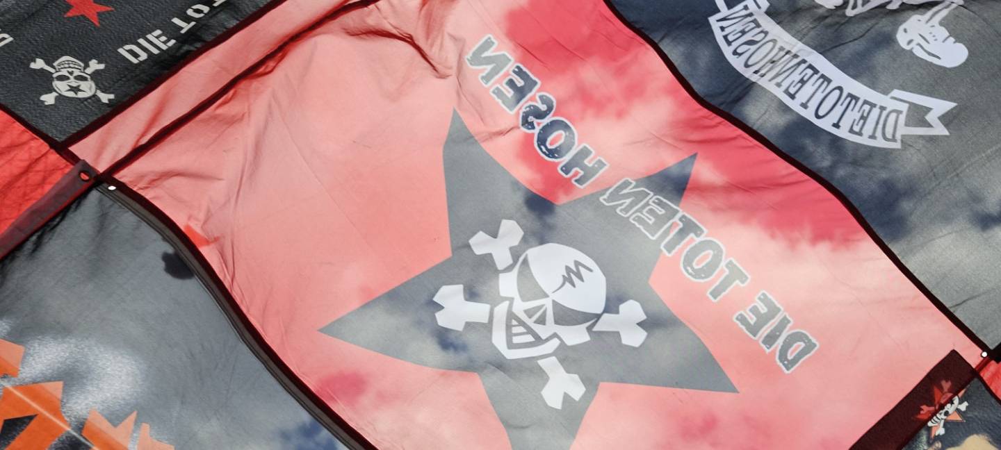 Flagge mit die toten Hosen Motiven