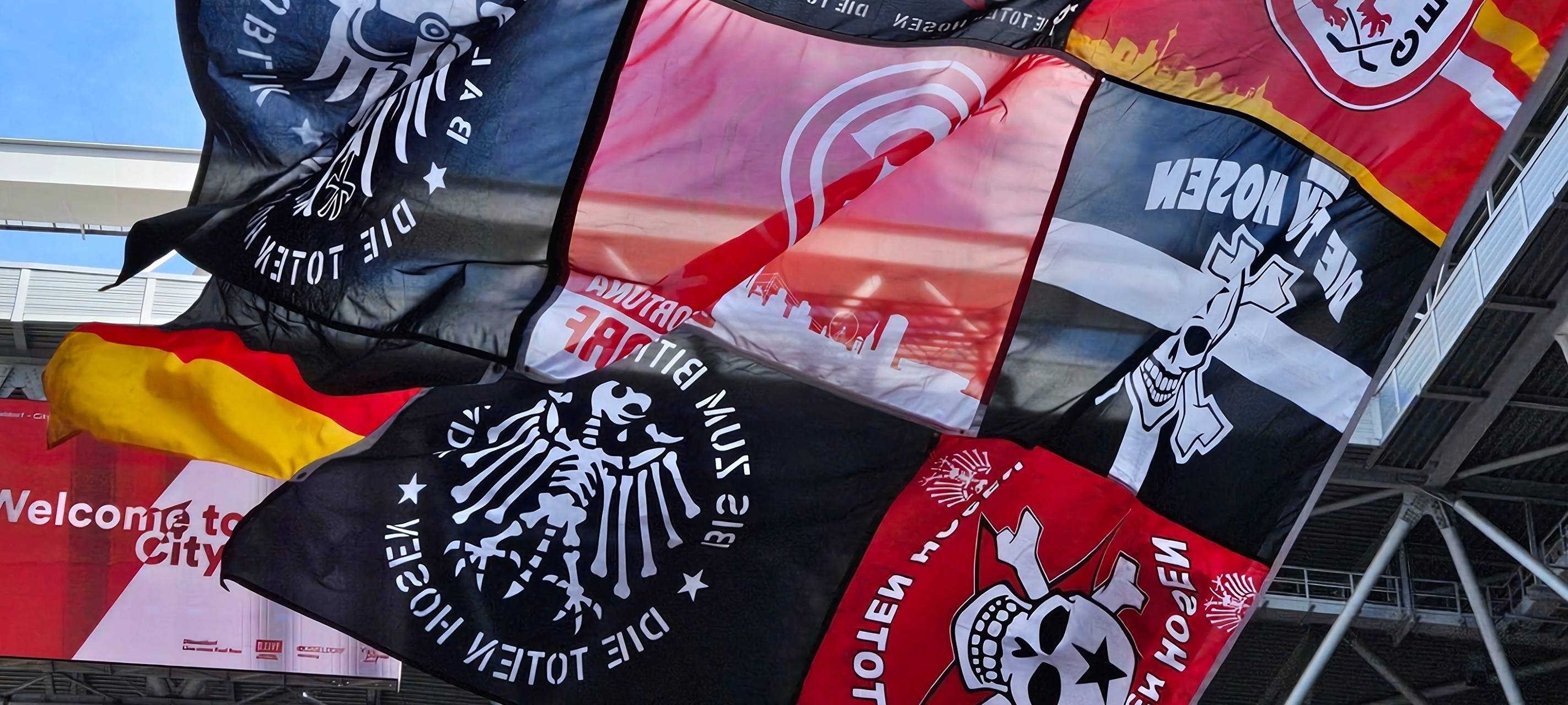 Flagge mit zahlreichen Patches der Toten Hosen