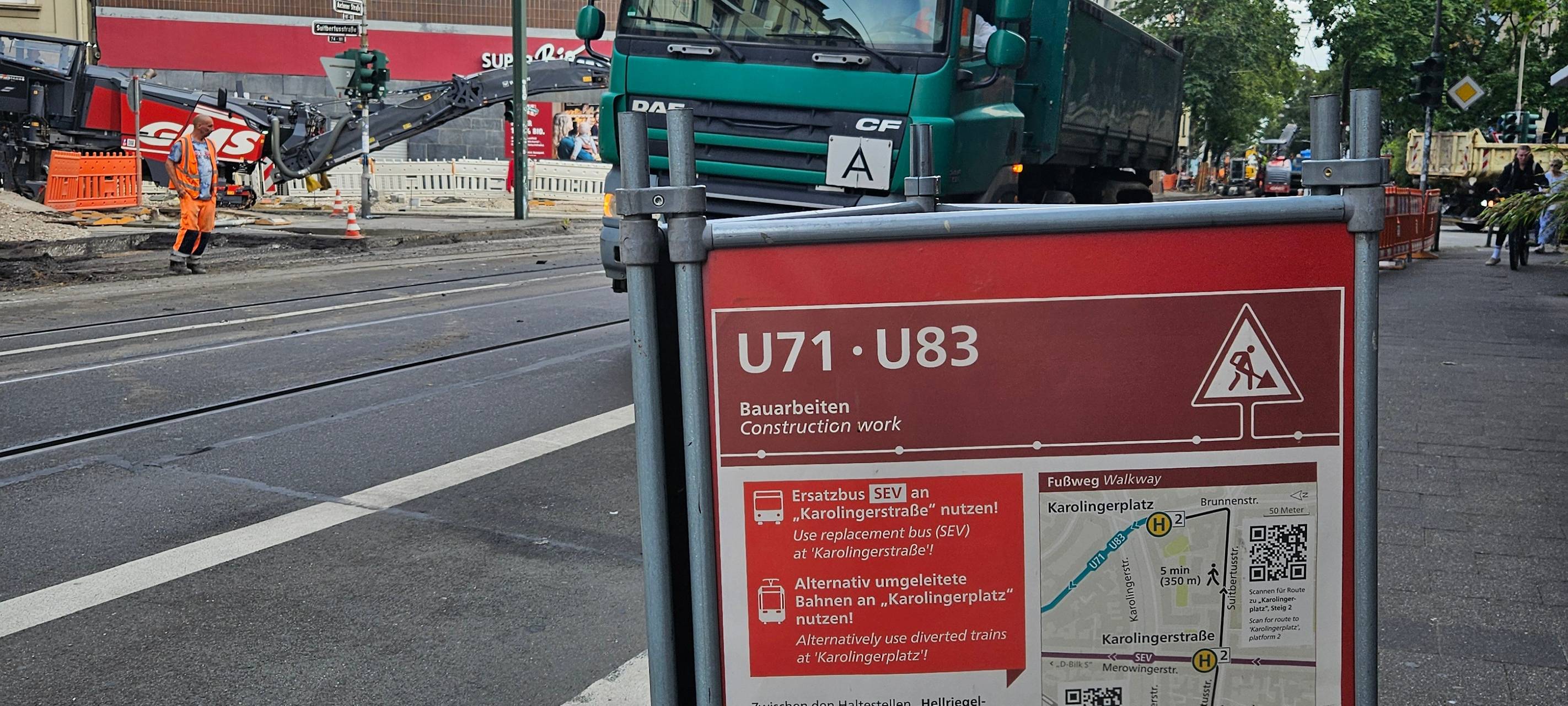 Infostafel der Rheinbahn vor der Baustelle.