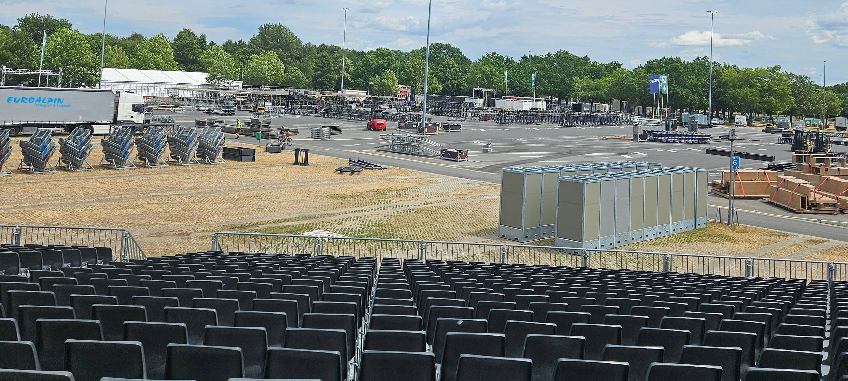 Blick von der Tribüne im neuen Open-Air-Park. Die Bühne wird noch aufgebaut.