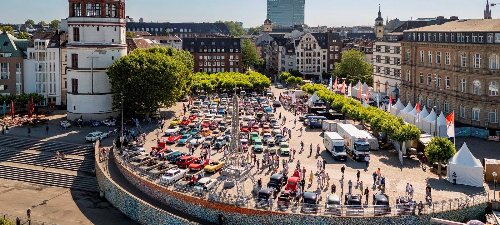 Burgplatz mit Olditimern beim Frankreichfest