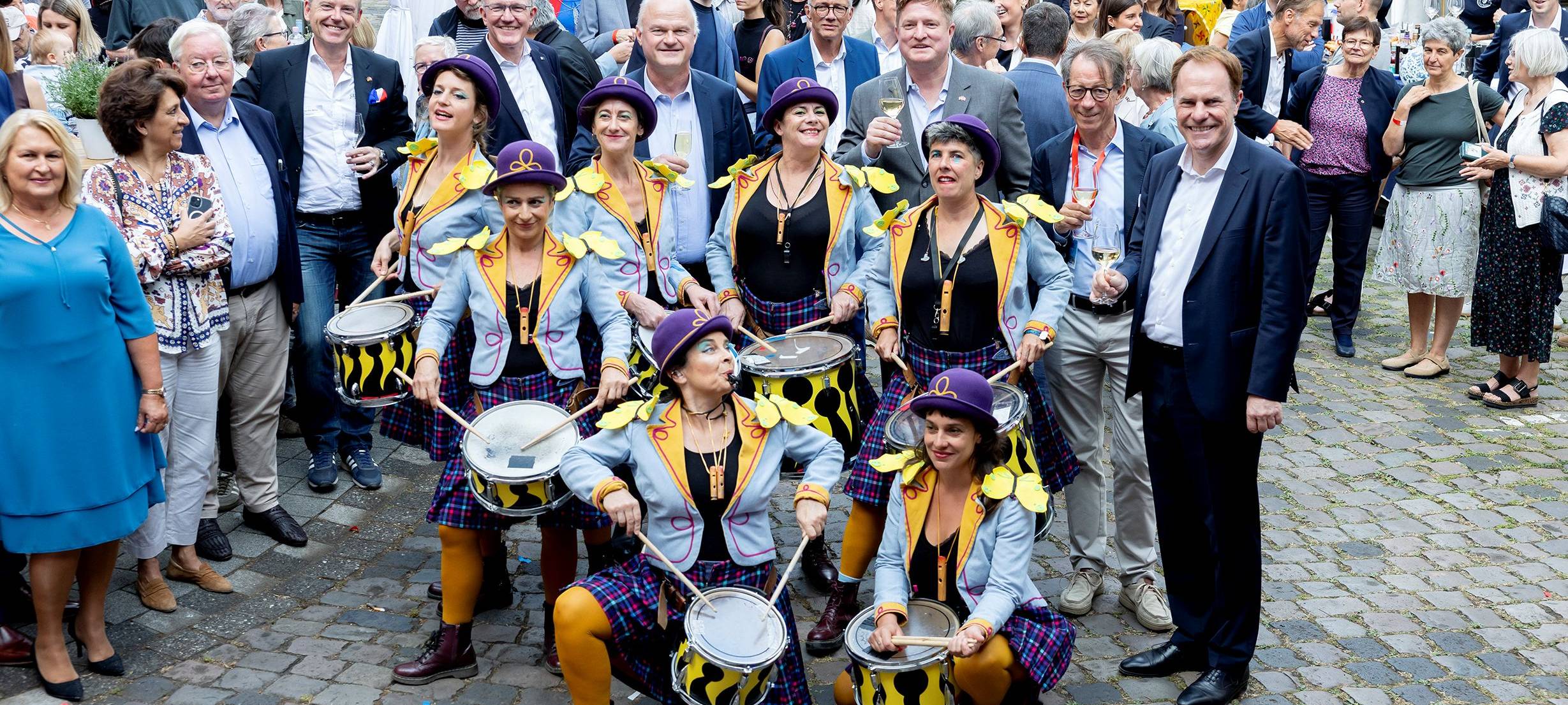 Musikerinnen der „Les Pervenches“ und Oberbürgermeister Keller feiern die Eröffnung des Frankreichfestes