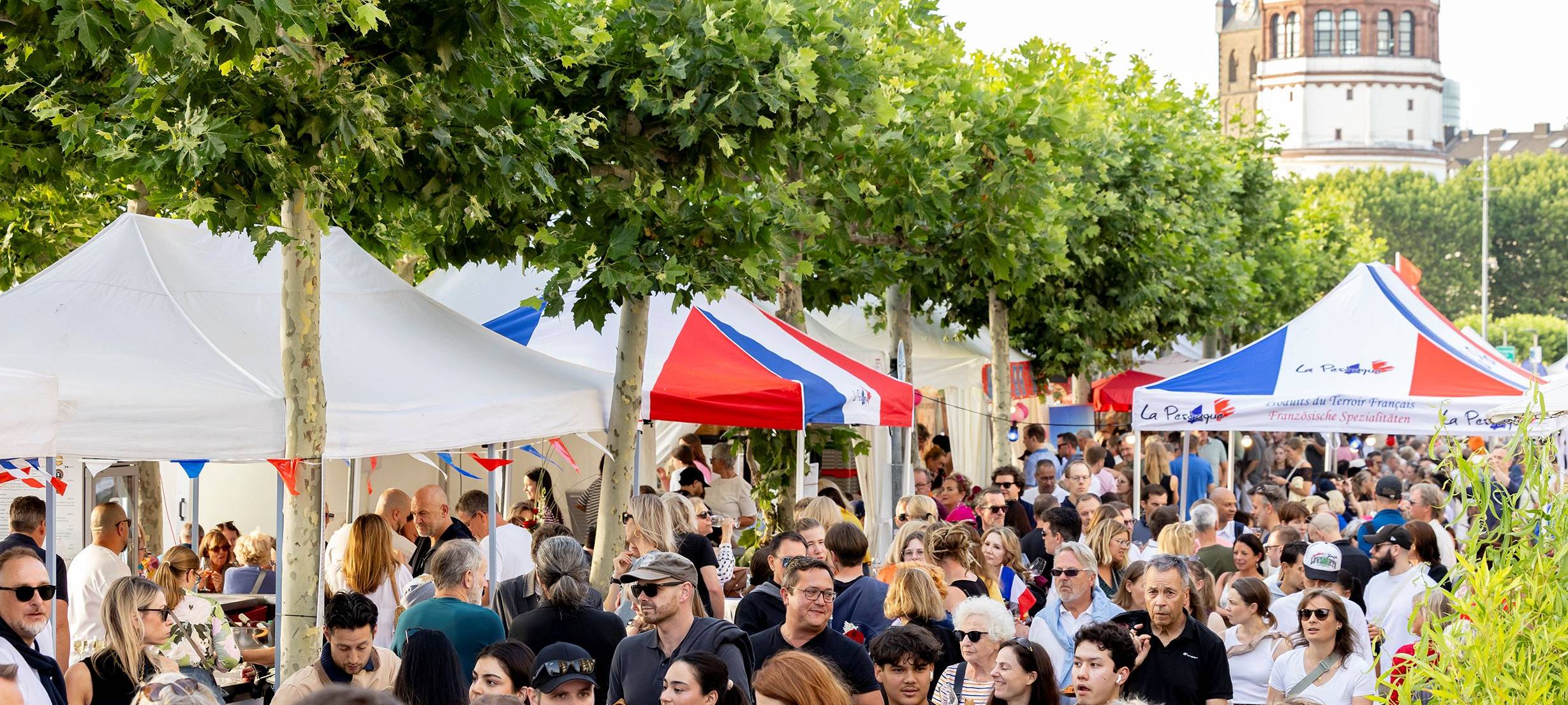 Viele Menschen beim Frankreichfest am Rheinufer
