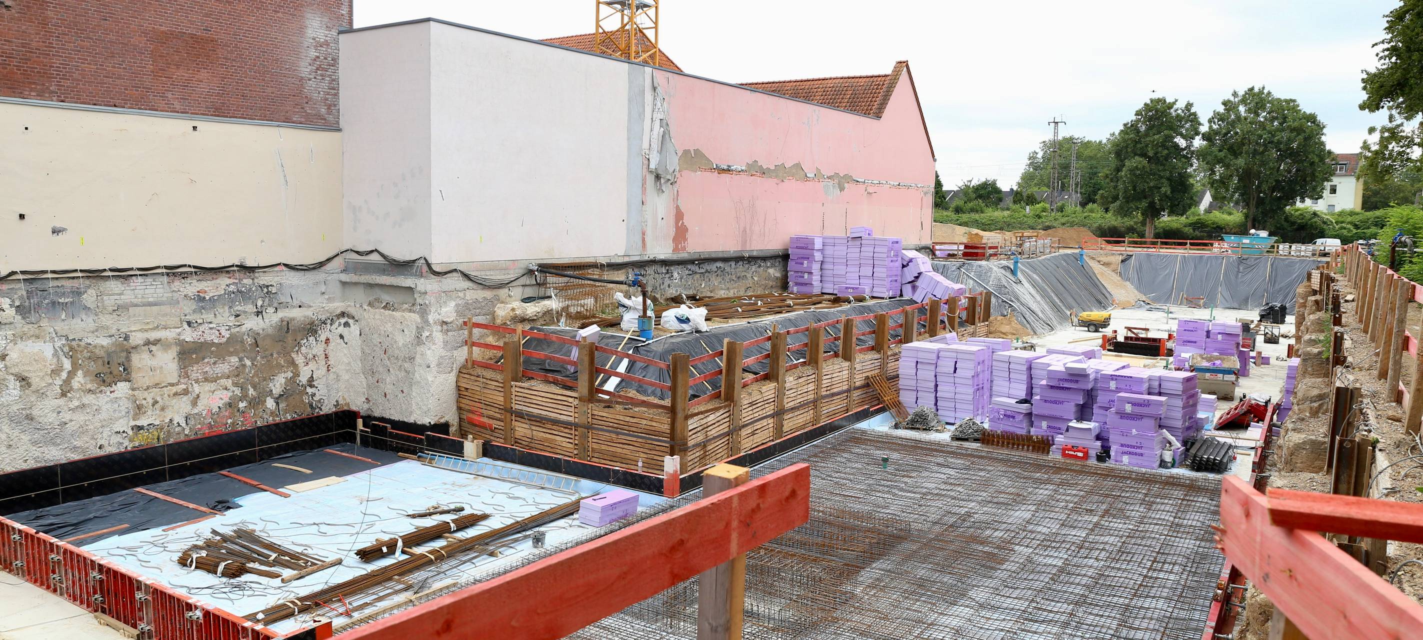 Baugrube mit Baumaterialien Elisabeth-Selbert-Gymnasium