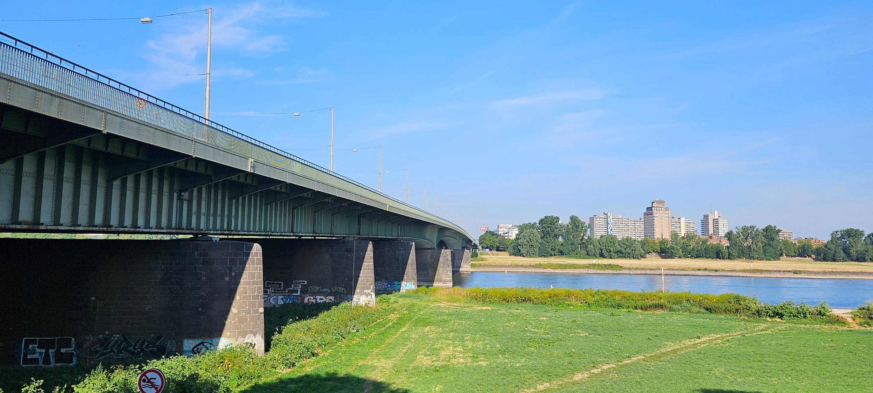 Josef-KArdinal-Frings-Brücke in Richtung Neuss