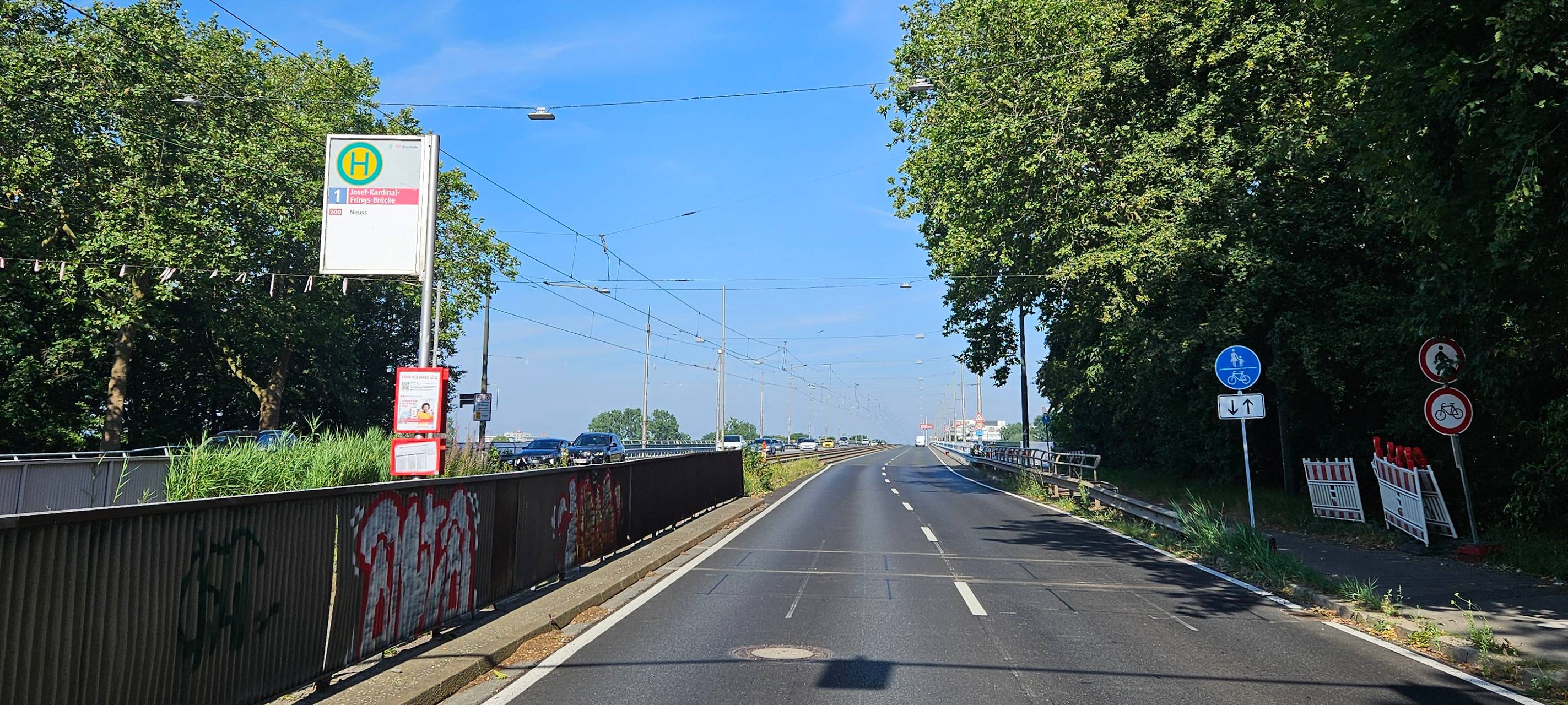 Josef-Kardinal-Frings-Brücke in Richtung Neuss