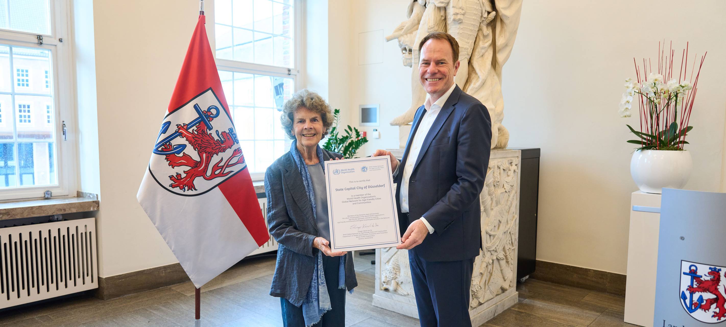Übergabe des Zertifikates zur Aufnahme in das „Global Network for Age-Friendly Cities and Communities“ der World Health Organization (WHO) durch Dr. Heidrun Mollenkopf, Vorsitzende von AGE