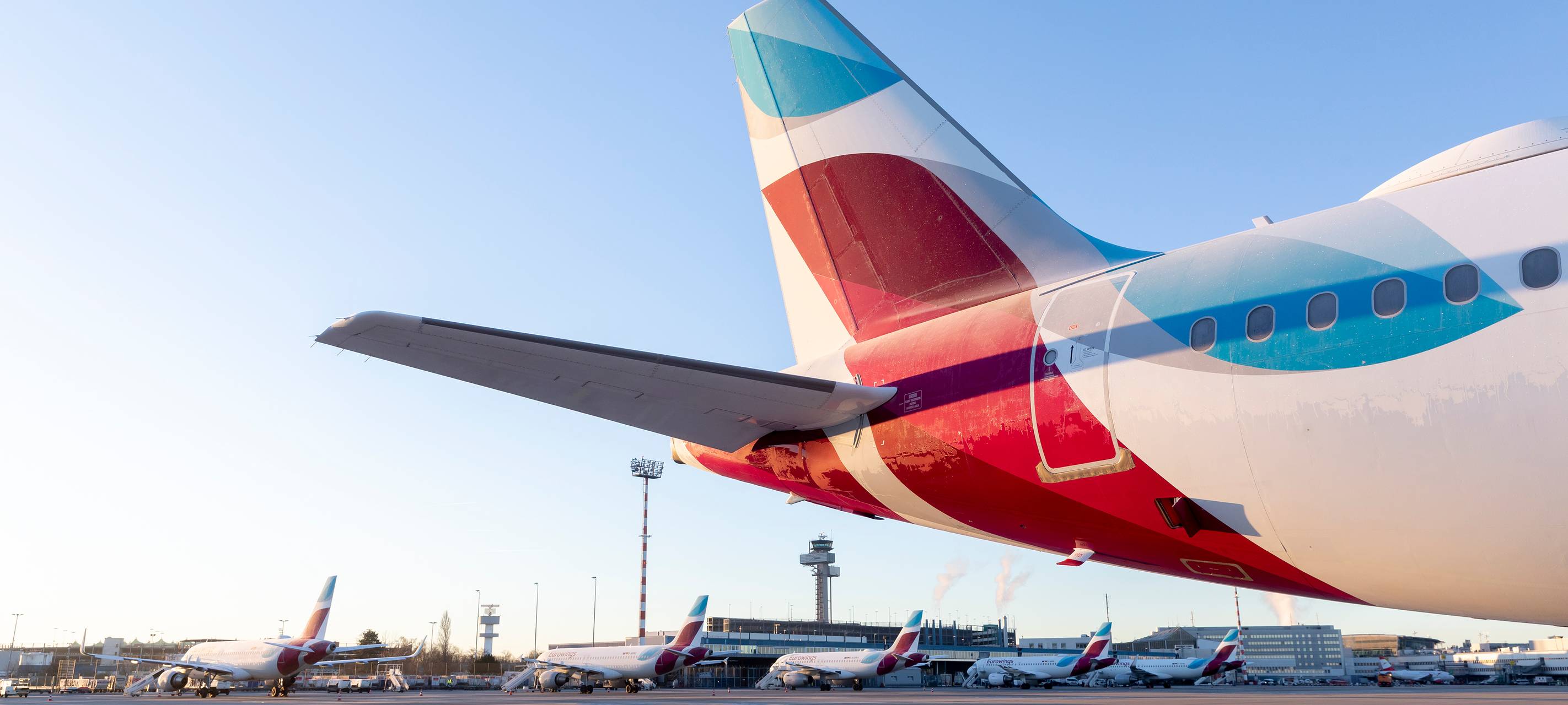 Das Heck eines Eurowings-Flugzeugs auf dem Vorfeld des Düsseldorfer Flughafen.