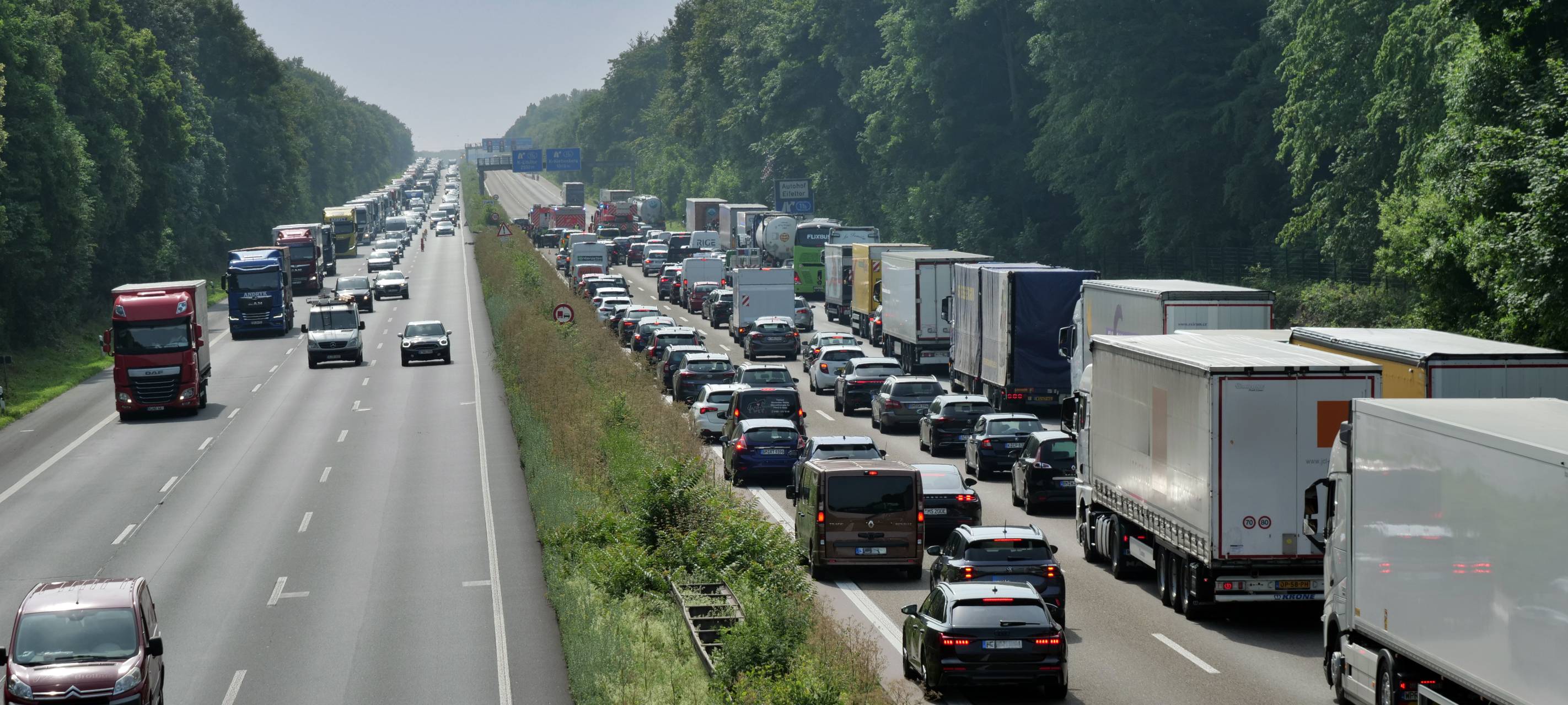 Autos stauen sich auf einer Autobahn. Links im Bild läuft der Vekehr flüssiger.
