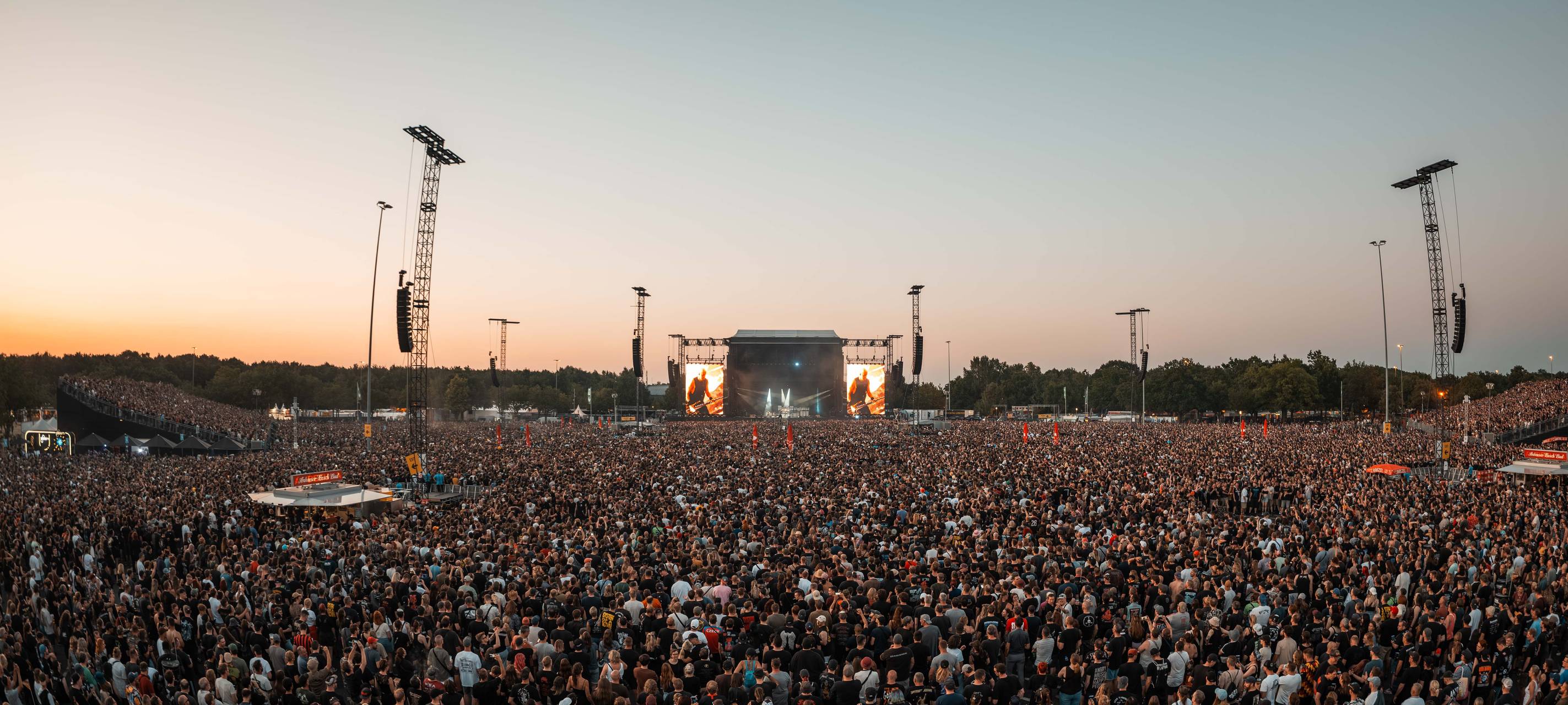 Open-Air-Park bei Sonnenuntergang.