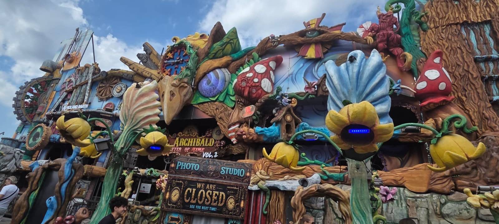 Die Front des Fahrgeschäftes Dr. Archibald auf der Rheinkirmes 2026