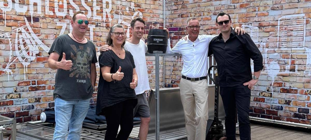 Betreiber im neuen Schlösserzelt auf der Kirmes.