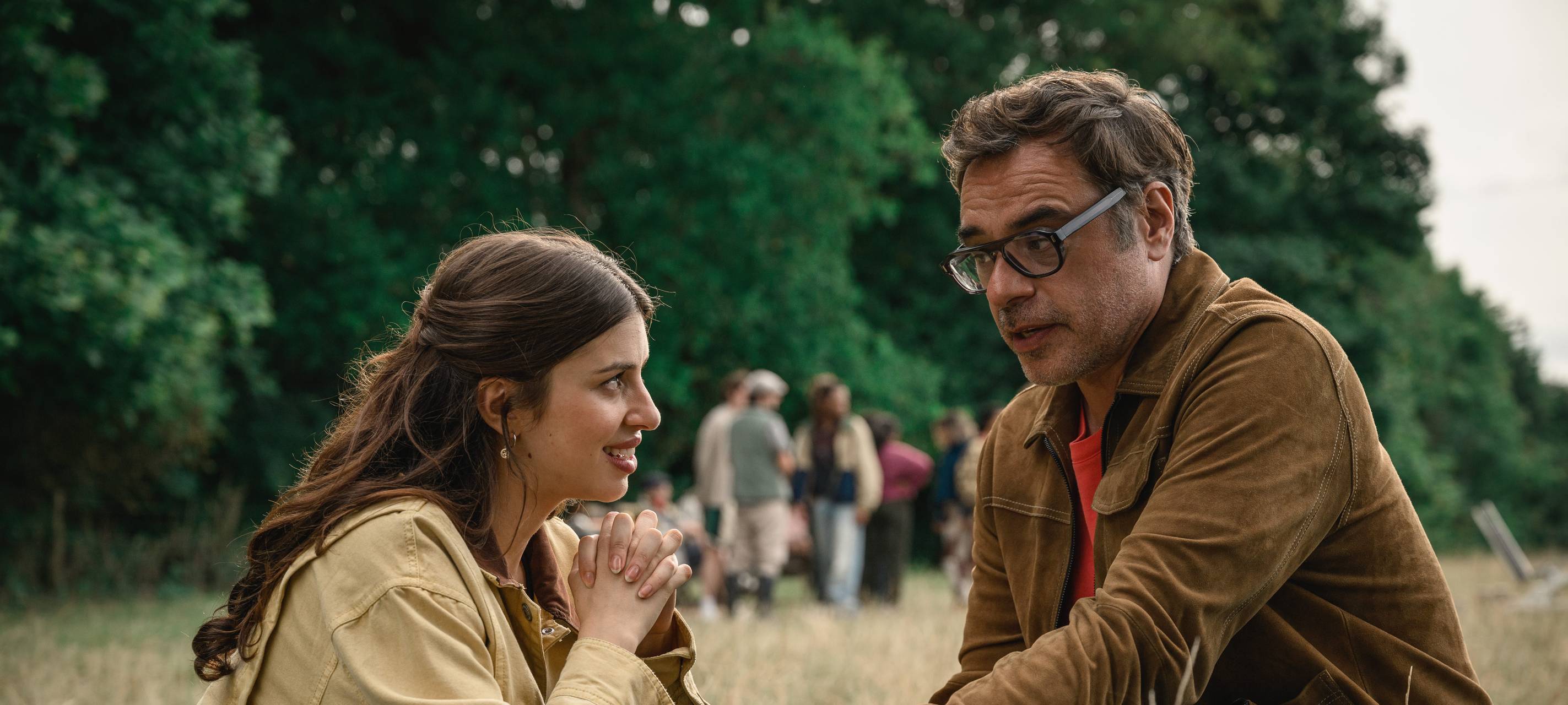 Steve und Izzy fangen eine Romanze an.