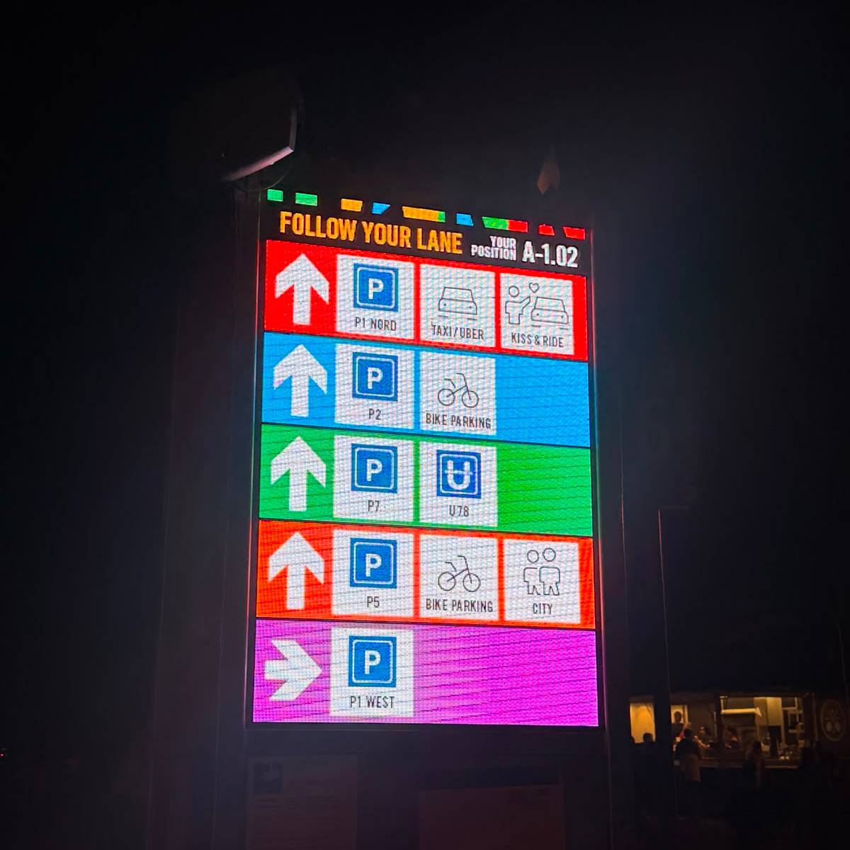 Leitroutensystem mit Farben im Open Air Park bei Nacht.