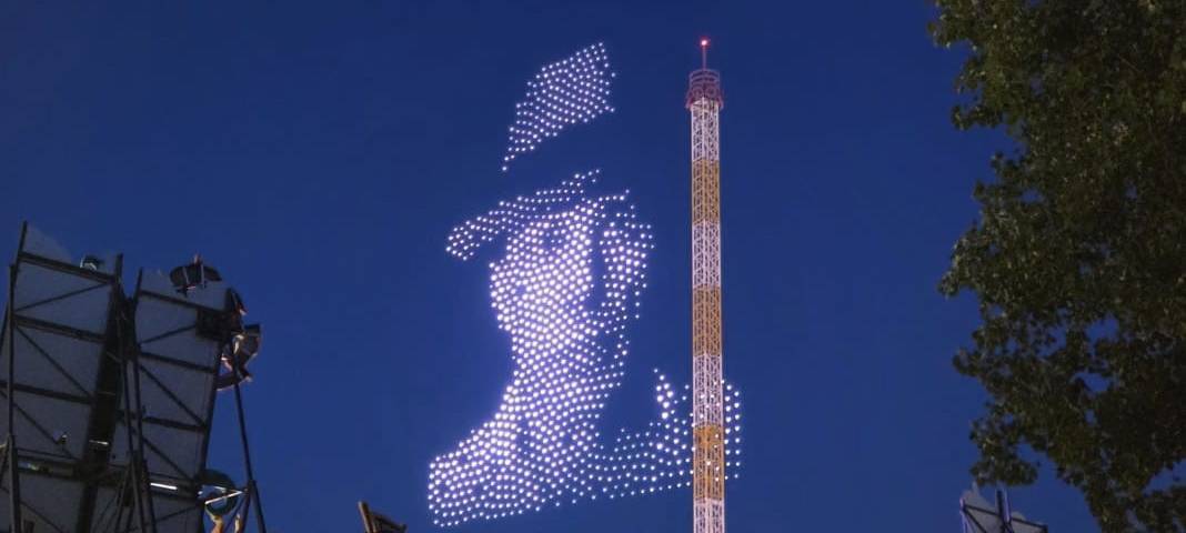 Eindrücke von der Drohnenshow am Dienstag auf der Rheinkirmes. Zu sehen ist Joseph Beuys.