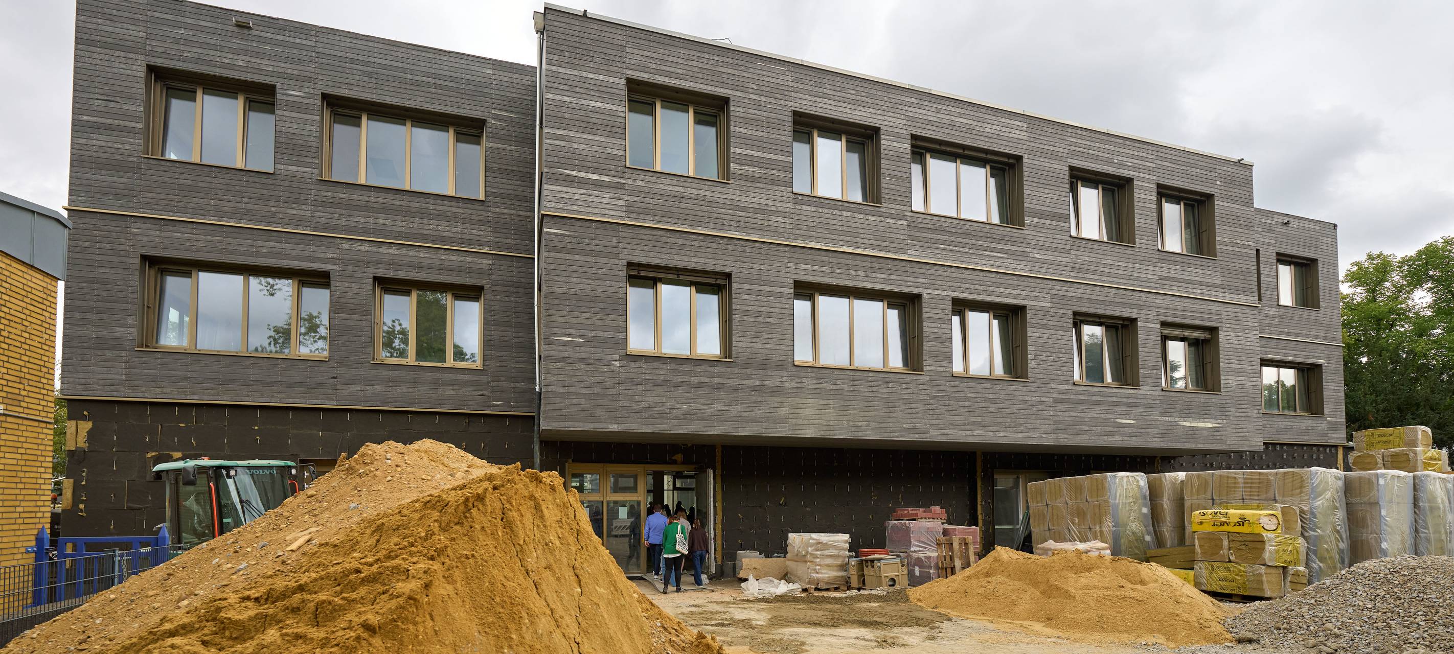 Bei der jährlichen Schulbautour gab es Einblicke in aktuelle Bauvorhaben wie hier am Ersatzneubau für die Carl-Sonnenschein-Schule.