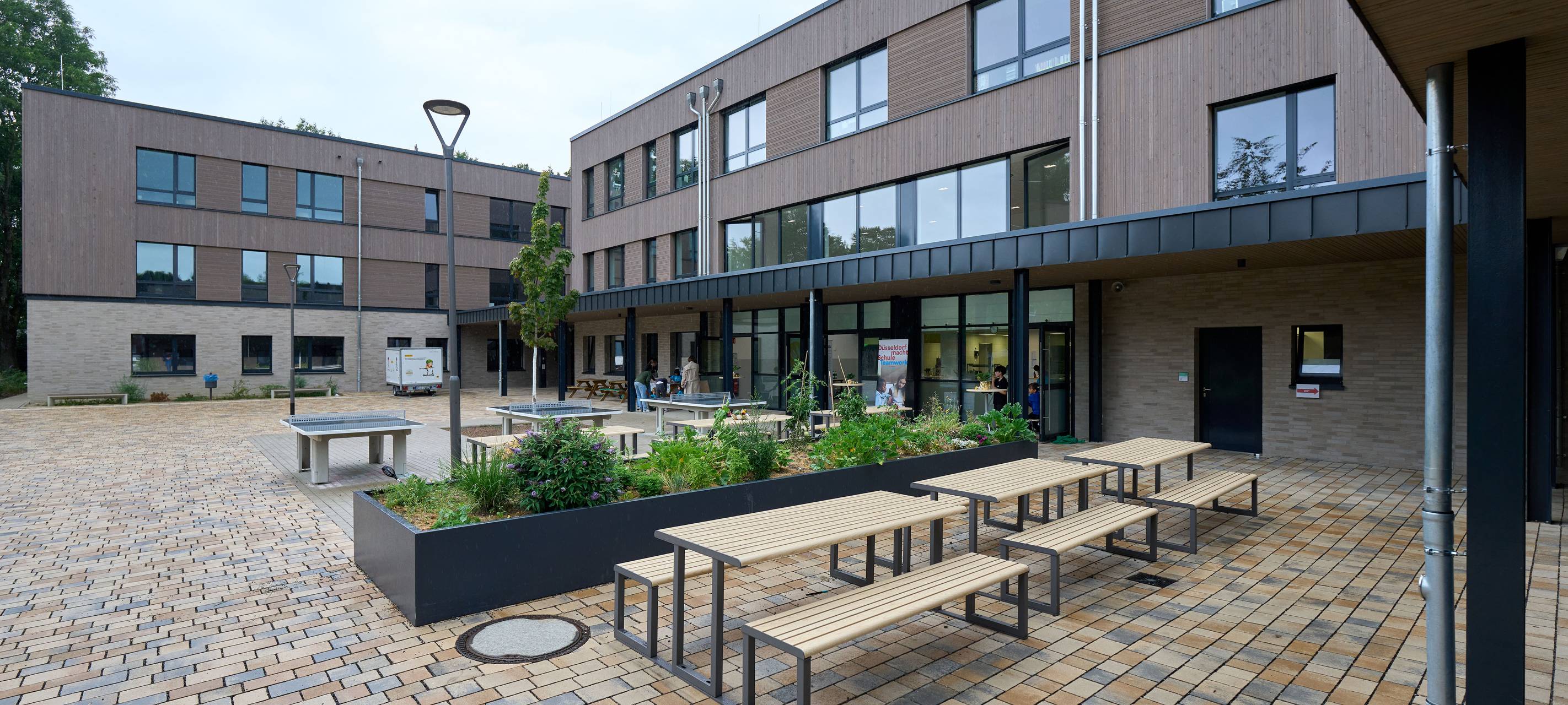Bei der jährlichen Schulbautour gab es Einblicke in aktuelle Bauvorhaben wie hier am Neubau der Gemeinschaftsgrundschule Vennhauser Allee.