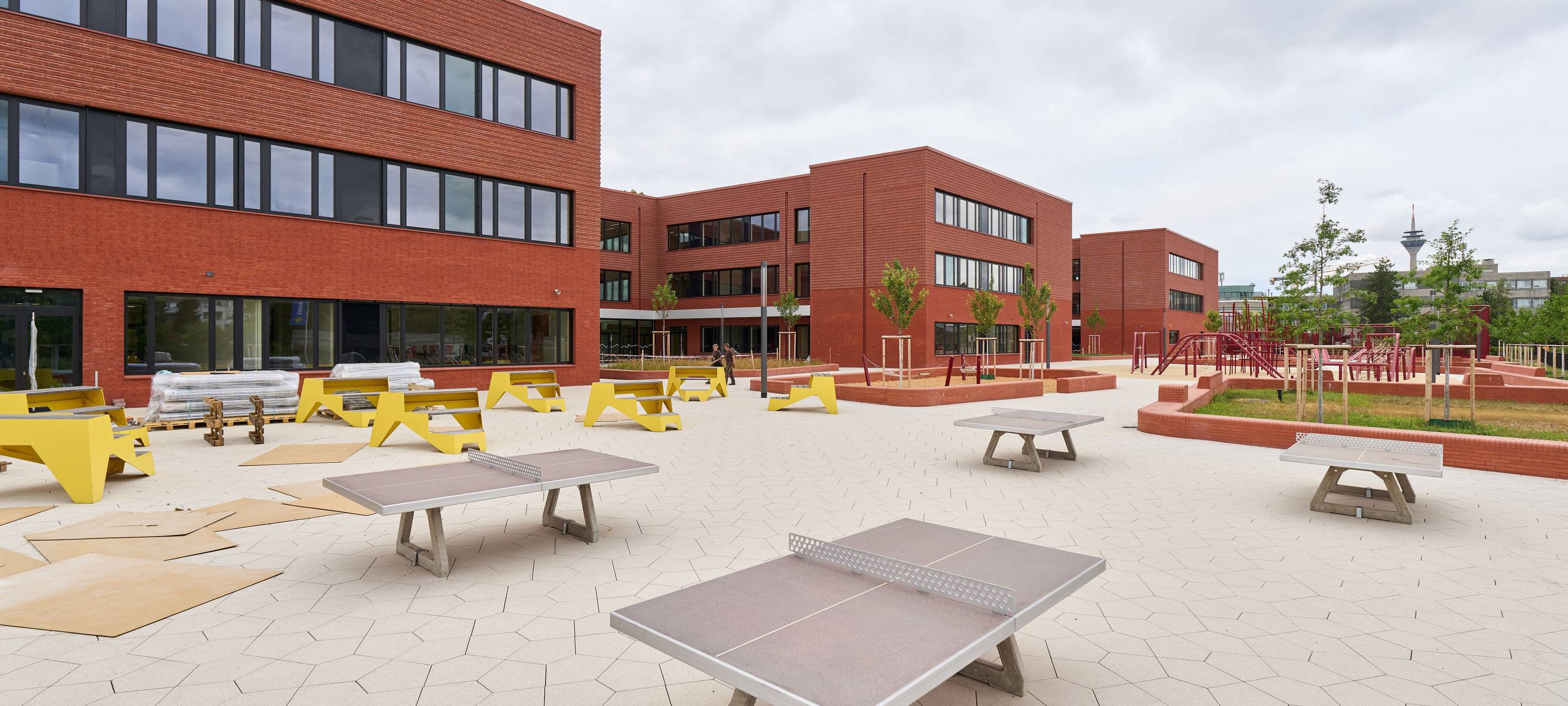 Bei der jährlichen Schulbautour gab es Einblicke in aktuelle Bauvorhaben wie hier am Neubau des Luisen-Gymnasiums an der Völklinger Straße.
