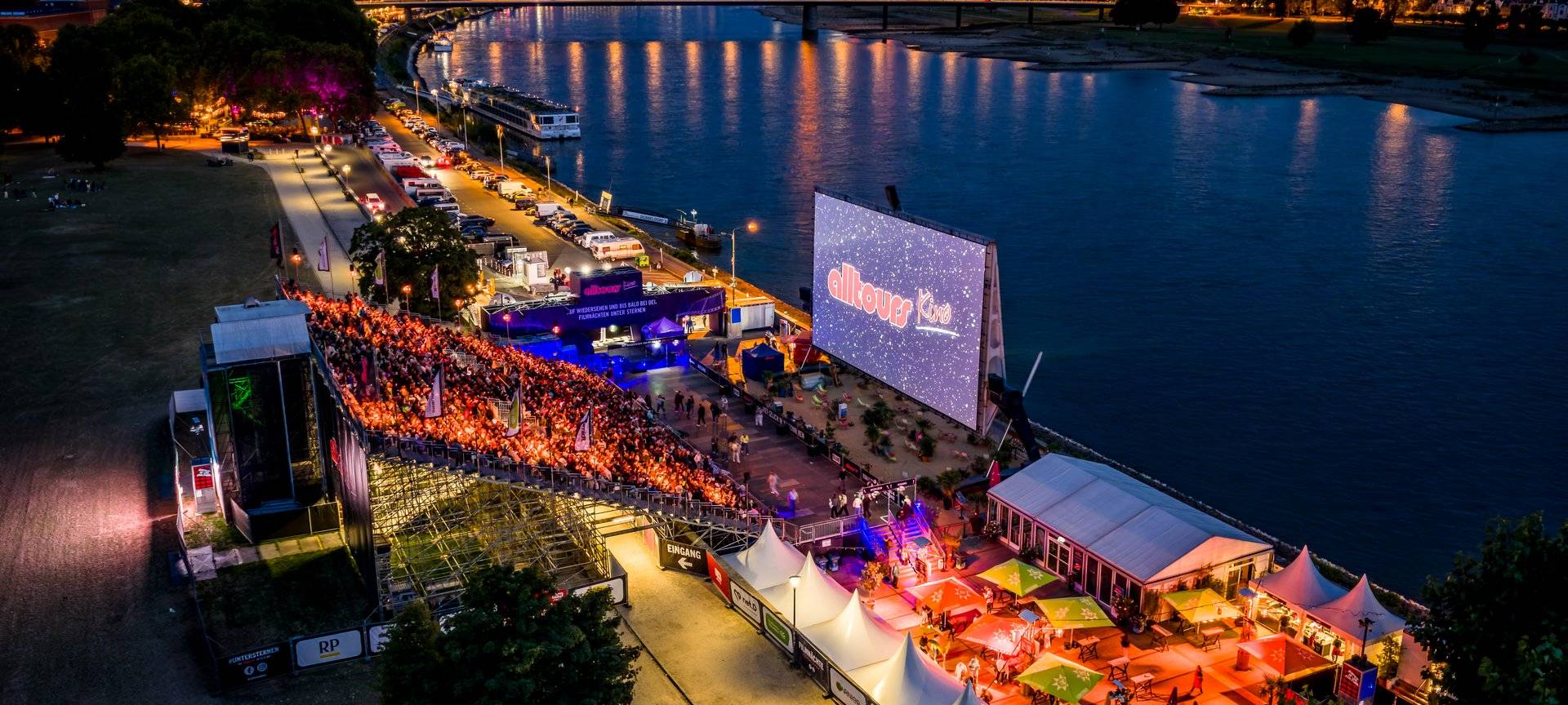 Das Open-Air-Kino am Rhein von oben und bei Nacht.