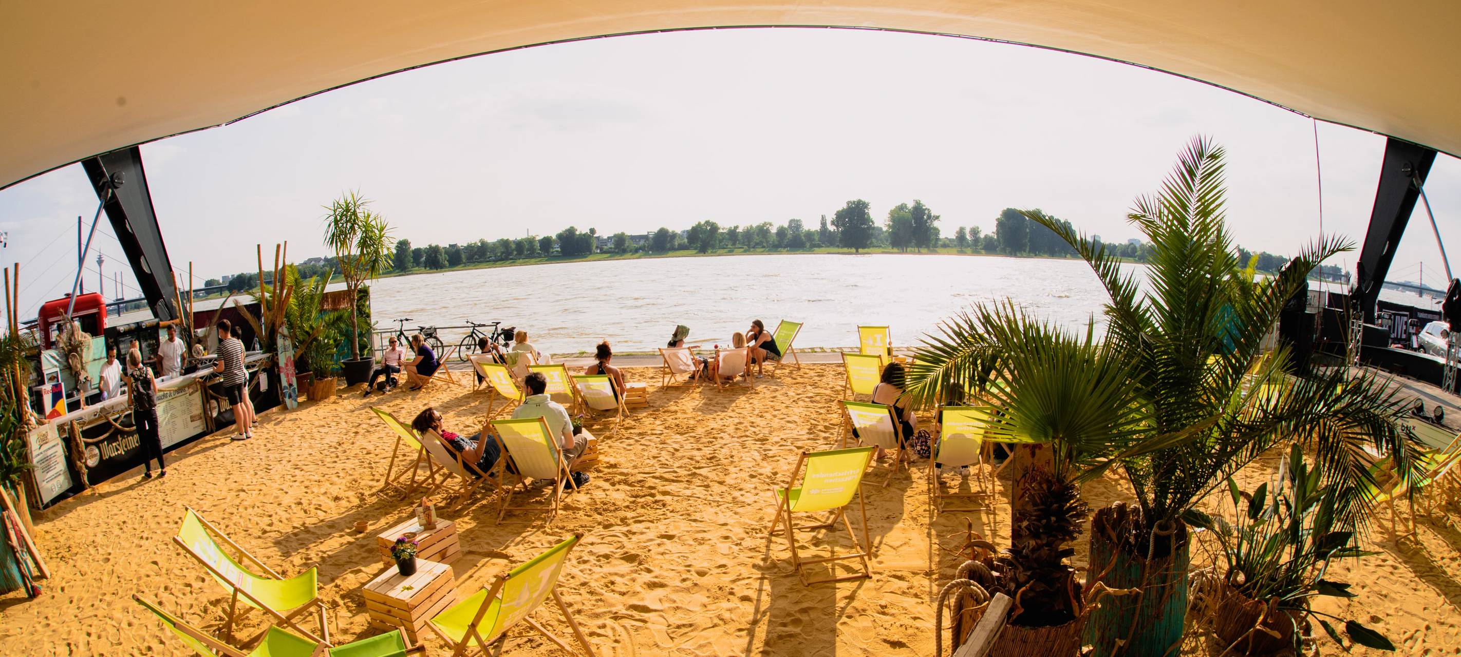 Kino Beach Düsseldorf im Open-Air-Kino am Rhein