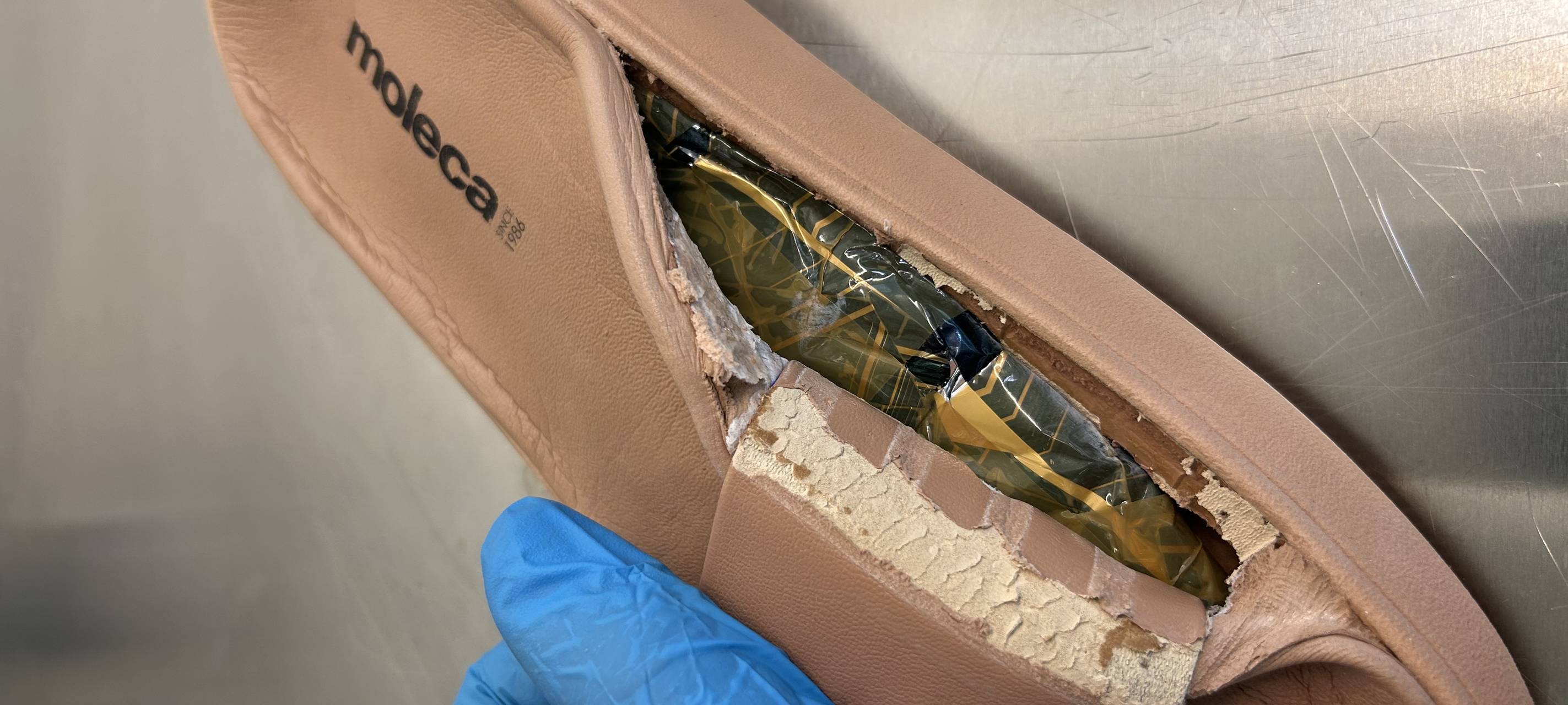 Verstecktes Kokain in einem Schuh. Teil eines großen Drogenfundes am Düsseldorfer Flughafen.