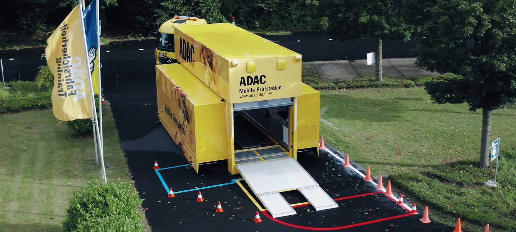 Blick von oben auf eine mobile Prüfstation des ADAC