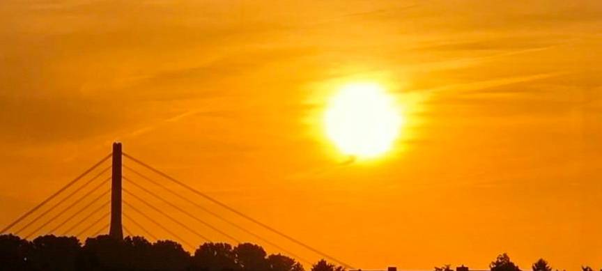 Sonnenuntergang über dem Rhein.
