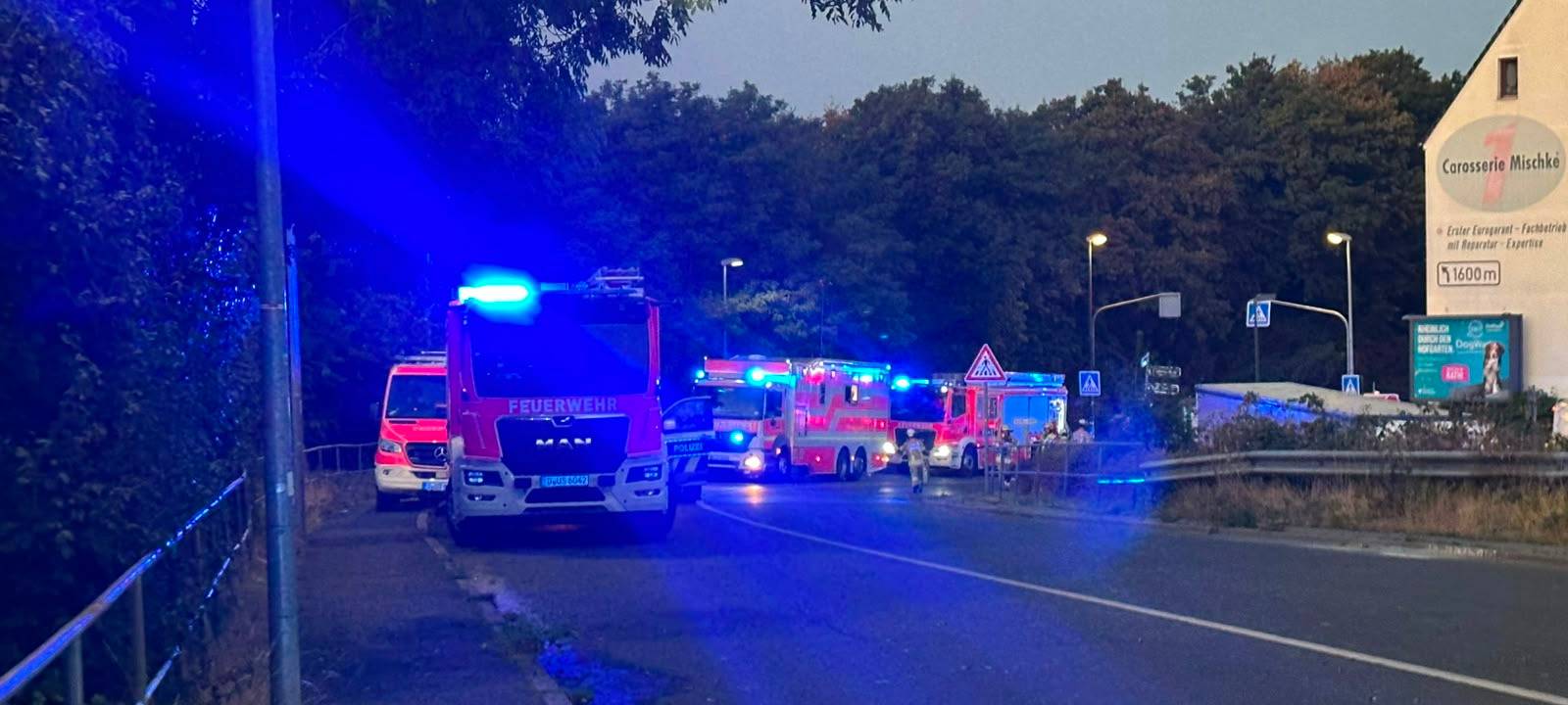 Großeinsatz wegen Hallenbrand in Rath
